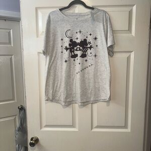 NWT Disney Mickey and Friends Mickey & Minnie Kiss T-Shirt XXL